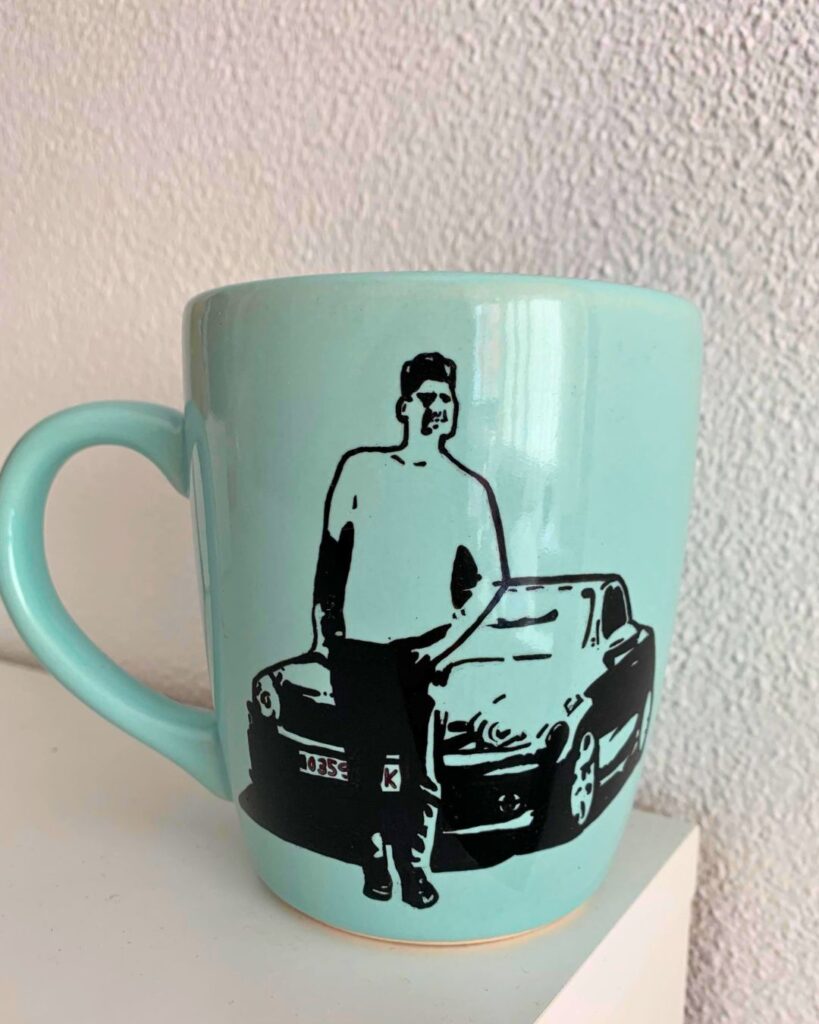 taza personalizada con foto de un chico y su coche