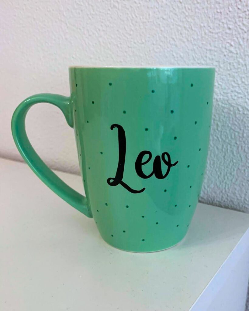 taza personalizada decorada con el nombre Leo