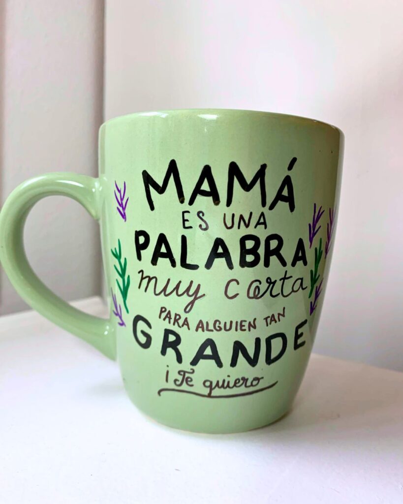 Taza personalizada con la frase "mamá es una palabra muy corta para alguien tan grande"