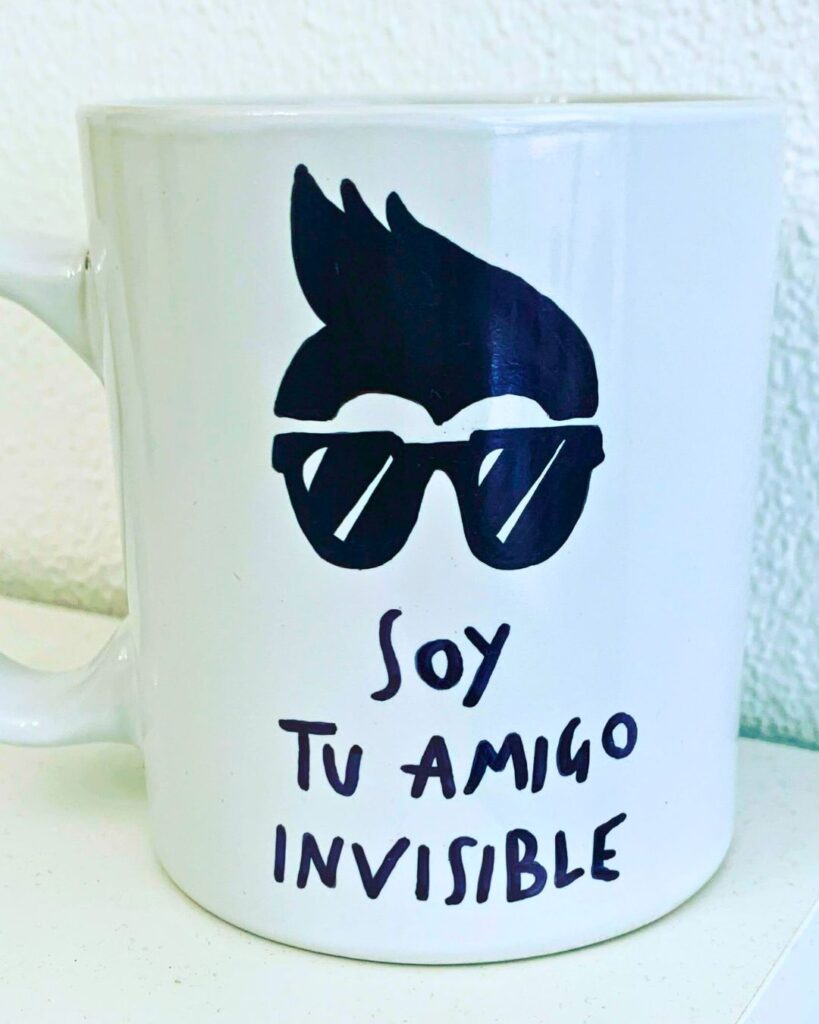 taza personalizada con la frase "soy tu amigo invisible"