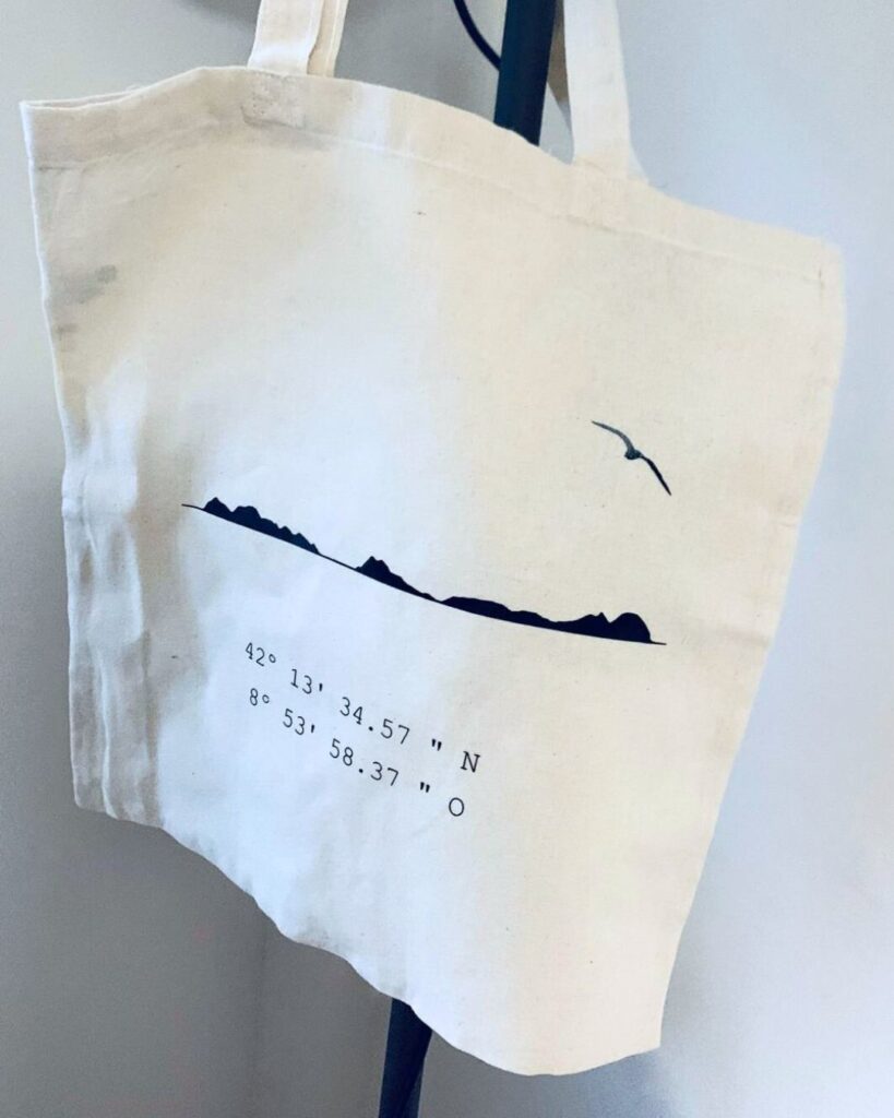 bolsa de tela tote bag con diseño estampado de las islas cíes y sus coordenadas