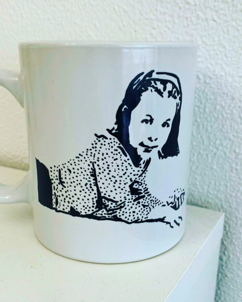 taza personalizada con foto de niña tumbada