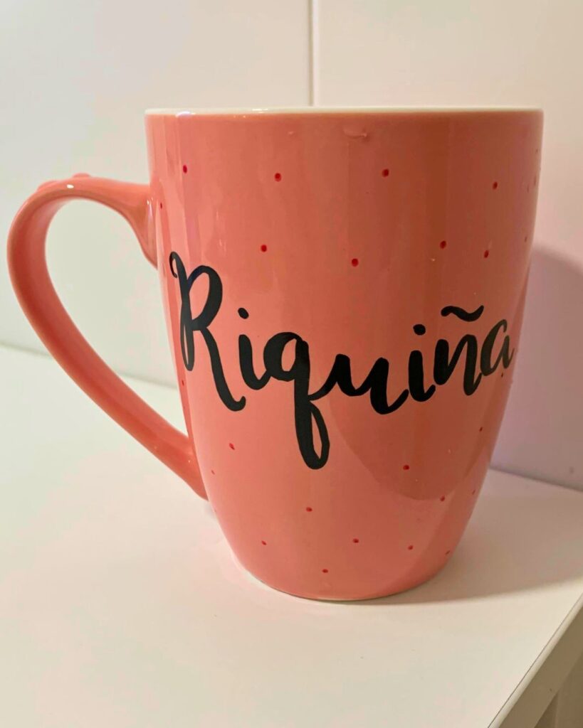 taza personalizada decorada con la palabra Riquiña