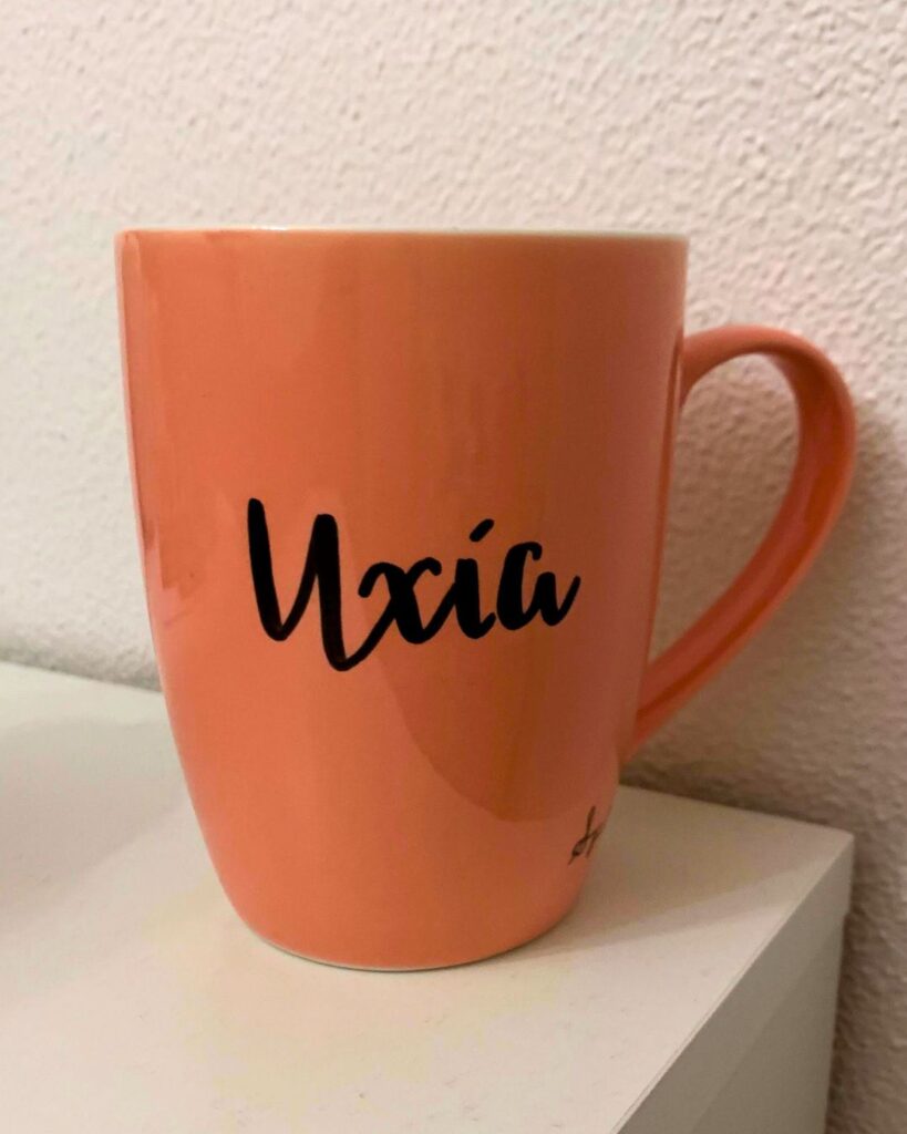 taza personalizada decorada con el nombre Uxía