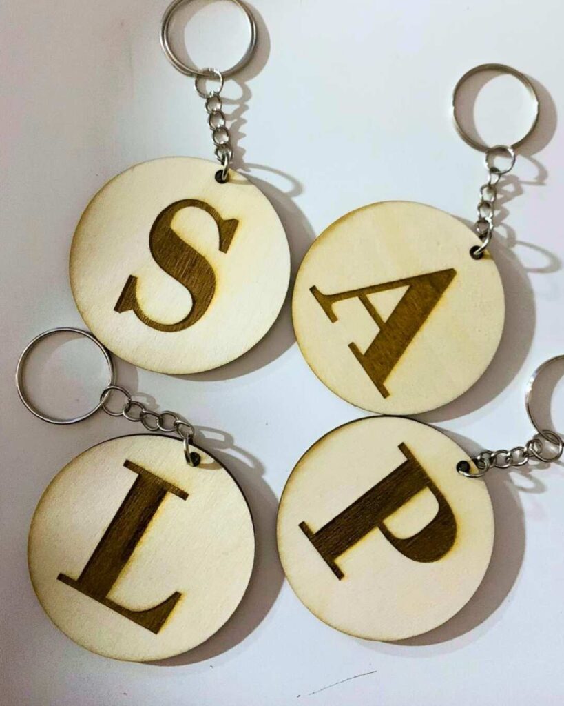 llaveros en madera con iniciales grabadas
