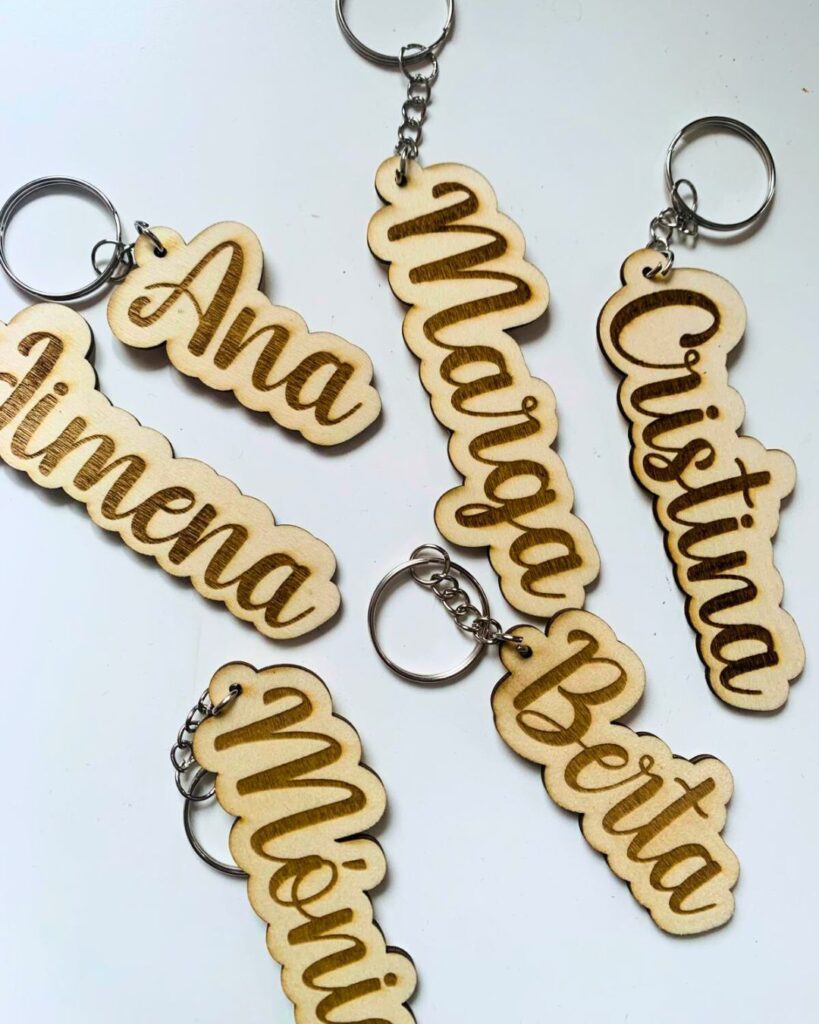 llaveros de madera con nombres personales