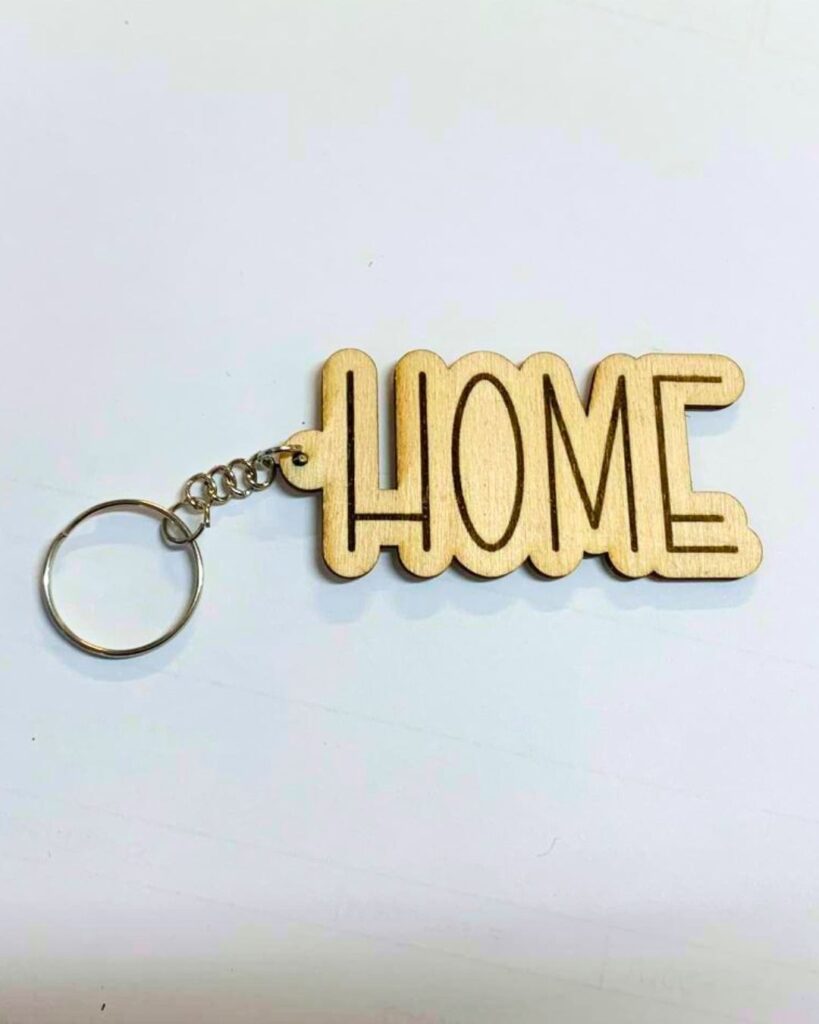 llavero con la palabra Home en láser sobre madera